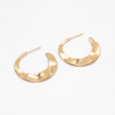 Material: 18K gold plated brass, lead nickel free Size: 29x30mm approx. ( see pic 2) Quantity: 4pcs Ear backs to match: https://www.etsy.com/shop/Nbeads?ref=seller-platform-mcnav&search_query=ear+back More gold findings here: https://www.etsy.com/shop/Nbeads?ref=seller-platform-mcnav&search_query=gold+plated Gold Crescent Hoop Earrings With Ear Wire, Modern Gold Hammered Hoop Earrings, Gold Crescent Hoop Earrings In Brass, Gold Crescent Hoop Earrings For Everyday, Gold Crescent Hoop Earrings With Hammered Detail, Gold Plated Crescent Hoop Earrings, Gold Hammered Crescent Hoop Earrings, Gold-plated Crescent Hoop Earrings, Trendy Gold Crescent Earrings