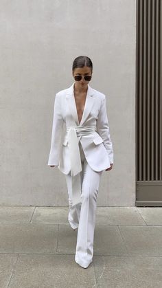 Graduation Suits For Women, Suit Dress For Women, Women Hacks, Graduation Suit, Outfit Advice, Outfit Recommendations, Stylish Business Outfits, Most Pinned, Graduation Suits