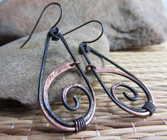 Hammered copper teardrop with spiral Total length including ear wires is approx   2.2 x 0.9 inches or   55 x 22 mm. Long copper hammered earrings with patina. I seal each piece with a clear, protective coat in a satin finish. Personally, I manually produce all of my jewelry in my home studio in North Moravia in the Czechia. The package will be sent by registered mail. All my products are safely and nicely packed in solid gift boxes ready for donation. Wire Techniques, Copper Earrings Handmade, Hammered Copper Earrings, Diy Jewelry To Sell, Hammered Jewelry, Metal Jewellery, Copper Jewelry Handmade, Bijoux Fil Aluminium, Jewelry Wardrobe