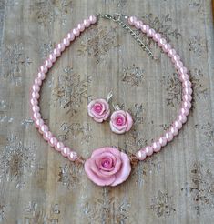 "Floral pink rose necklace, Pearl Wedding necklace, bridesmaids jewelry Size of the roses 1,5\" / 3,5сm/; the necklace length is 16\" /40cm/ Keep the jewellery away from perfume and other alcohol containing fluids because the alcohol damages the Polymer clay. Store the fragile items in separate boxes and treat them with care. Misuse may result in damage. Visit my shop https://www.etsy.com/shop/JewelryByCompliment?ref=hdr_shop_menu If you have any questions, please contact me! Thank you for your