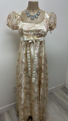 Regency Style Fitted Vintage Costume Dress, Luxury Fitted Regency Vintage Dress, Fitted Regency Style Embroidered Dress, Fitted Historical Regency Gown, Regency Woman, Regency Core, Regency Round Gown, Regency Dress, Dress Costume