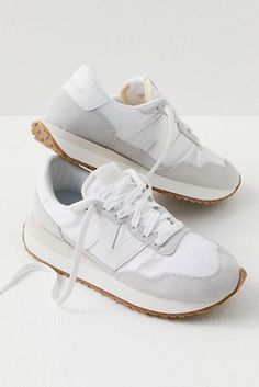 Everyday Nike Shoes, Cute Trendy Tennis Shoes, Good Tennis Shoes, Teen Shoes For School, Aesthetic Shoes Outfit, Trending Women Shoes, Fall Platform Shoes, Basic Tennis Shoes, Aesthetic Womens Shoes