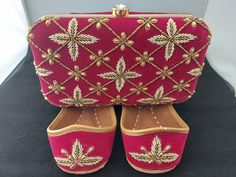 Indian Bridal Wedding Shoes/ Women's shoes/ Punjabi Jutti/ Wedding Shoes Beautiful handmade gold embroidery ladies flat shoes  - Internal padding for comfort - Comfortable shoes  - Genuine leather sole with white velvet fabric on outer  - Available in two colours - Black and Red  - Handmade in India  - Excellent quality  - Combination set matching shoe and clutch bag for all occasions  - Wedding shoes - Party shoes - Holiday shoes - Comfort shoes  - Slip on shoes  - Free delivery within UK - Cha Punjabi Jutti Wedding, White Velvet Fabric, Ladies Flat Shoes, Bridal Handbags, Punjabi Jutti, Shoes Party, Shoes Free, Bridal Wedding Shoes, Holiday Shoes