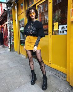 Grunge Winter Outfits, Grunge Fashion Outfits, Moda Grunge, Look Grunge, Mode Boho, Yellow Skirt, Grunge Look, Fashion Aesthetics