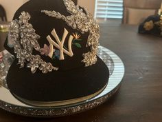 Bling Fitted Hat Socks And Jeans, Swag Hats, Custom Fitted Hats, Classy Hats, Funky Hats, Diy Crafts To Do, Streetwear Fashion Women, Custom Hats, New York Yankees