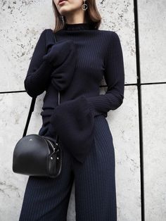 Dark blue obsession: Pinstripes, bell sleeves by H&M trend and APC Half Moon bag. Apc Bag, Girls Squad, Big Sleeves, Us Fashion, Style Inspiration Winter, Night Blue, Earl Grey, All Black Outfit