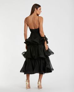 Faites tourner les têtes avec cette superbe robe à col en V à plusieurs niveaux. Avec son décolleté en V flatteur et son design à volants, cette charmante robe allie élégance avec une touche ludique.



 Ieena pour Mac Duggal


 Tissu Organza (100% polyester)




 Entièrement doublé




 Col en V


 Sans manches

 Bretelles fines

 Jupe en mousseline à volants

 Fermeture éclair dissimulée au dos


 Environ. 55" du haut de l'épaule à l'ourlet inférieur




 Disponible en B manque

 Modèle #68411 Evening Dresses With Ruched Bodice And Ruffled Straps, Evening Dresses With Ruched Voluminous Skirt, Evening Dresses With Ruched And Ruffled Straps, Cocktail Dress With Fitted Bodice And Ruffled Straps, Elegant Voluminous Party Dress, Midi Wedding Dress With Ruffled Skirt, Midi Length Wedding Dress With Ruffled Skirt, Luxury Evening Dress With Ruffles And Fitted Bodice, Wedding Midi Dress With Ruffled Skirt