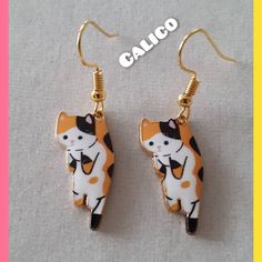 😻1 pair of calico dangling earrings 😻Made of metal alloy and hypoallergenic stainless steel 😻Please feel free to message me if you have any questions. Gatto Carino, Sleepy Head, Kawaii Jewelry, Cat Pendants, Funky Jewelry, Cat Jewelry, Cat Earrings, Cute Pins, Birthday Gifts For Girls