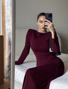 Maroon Outfit, Save Instagram, Elegant Dresses Classy, Stylish Work Outfits, Modest Fashion Outfits, Looks Chic, Dress Elegant, Classy Women, Classy Dress