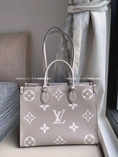 Louis Vuitton Hand Bags, Luxury Bags Louis Vuitton, White Louis Vuitton Bag, Louis Vuitton Clothes, Style Palette, Louis Vuitton Taschen, Louis Vuttion, Sac Louis Vuitton