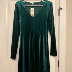 Velvet Green Dress. Perfect For Fall/Winter&Christmas. Nwt. Size Medium Green Long Sleeve Mini Dress For Winter, Long Sleeve Mini Dress For Fall Holiday Party, Green V-neck Mini Dress For Winter, Holiday Long Sleeve Midi Dress, Green A-line Winter Dress, Green A-line Midi Dress For Winter, Long Sleeve Holiday Dress For Spring, Fall Holiday Party Long Sleeve Dresses, Fall Holiday Midi Dress