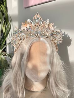 Stunning one of a kind, sea shell crystal crown.  Embellished with jewels, pearls and clear quartz.  With dangling chains which drape on the side of the hair.  This is fully lined with crushed velvet and it is elasticated at the back for the perfect fit.  Ready to dispatch. Viking Core, Fantasy Crown Queens, Mermaid Accesories, Ocean Crown, Fairytale Crown, Aesthetic Crown, Sea Crown, Mermaid Crowns, Shell Crown