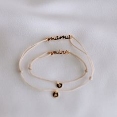 "Zur Feier aller Mamas auf der ganzen Welt ist dieses zeitlose Armband mit einem 18k vergoldeten Anhänger mit dem Schriftzug \"Mama\" ein echtes Must-Have für alle Mütter! Dieses bezaubernde Mama-Armband ist handgefertigt und passt sich Ihrem Handgelenk an, da es über ein verschiebbares Knotensystem verfügt. Dieses einzigartige Armband wurde für alle besonderen Mütter gemacht, die stolz auf ihre Rolle sind und dies auch nach außen hin zeigen wollen. Und jetzt kannst du dich mit deinem Mini match Custom Name Adjustable 14k Gold Jewelry, Adjustable Yellow Gold Necklace For Personalized Gift, Minimalist Yellow Gold Bracelets For Mother's Day, Adjustable Dainty Yellow Gold Name Bracelet, Dainty Adjustable Yellow Gold Name Bracelet, Adjustable Yellow Gold Dainty Name Bracelet, Adjustable Yellow Gold Name Jewelry, Adjustable Gold-plated Name Bracelet, Personalized Adjustable 14k Gold-filled Jewelry