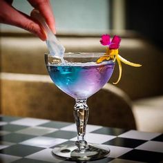 Si tienes ganas de probar algo nuevo, te dejamos 5 #bares con atrevidas propuestas de #drinks en #CDMX, arriésgate con estos tragos. Perfect Martini, Bartender Drinks, Shochu, Cocktails To Try, Drink Photography, Blue Cocktails, Drinks Alcohol Recipes, Alcohol Recipes