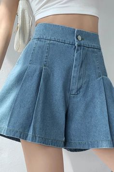 High Waist Pleated Bottoms For Summer, High-waisted Pleated Shorts For A Day Out, Trendy Jean Shorts With Short Legs For Spring, Chic Pleated Cotton Shorts, Trendy Knee-length Jean Shorts For Spring, High-waisted Pleated Cotton Shorts, Trendy High Waist Pleated Shorts, Cotton Pleated Short Bottoms, Trendy Pleated Bottoms