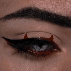 Eye Looks With Eyeliner, Halloween Inspired Makeup Eye, Mean Makeup Look, Halloween Themed Makeup Simple, Graphic Liner Halloween, Cool Graphic Liner, Devil Eyeliner, Downward Eyeliner, Creative Eye Makeup Design