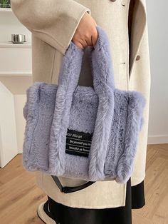 Detalles

 Eleva tu simplicidad urbana con este bolso, una incorporación moderna y acogedora a tu colección.


 Este elegante bolso viene en cinco atractivos colores: gris púrpura, blanco leche, rosa, negro y caqui, lo que garantiza que encontrará el tono perfecto que combine con su estilo.


 Confeccionado con felpa, ofrece una textura lujosa y cómoda, lo que lo convierte en una opción ideal para el otoño y el invierno.


 Con un tamaño mediano, equilibra la comodidad de un bolso pequeño con la capacidad de llevar tus artículos esenciales diarios sin esfuerzo.


 Este bolso forma parte de la colección Verano 2023, lo que garantiza que estarás al día con las últimas tendencias de la moda.


 El interior del bolso está forrado con poliéster, lo que añade durabilidad y un toque de lujo. Black And Khaki, Attractive Colors, Mobile Phone Bag, Daily Essentials, Stylish Bag, Purple Grey, Zipper Bags, Staying Organized, Small Bag