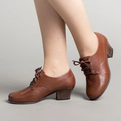 PRE-ORDER Claire 1940s Oxfords (Brown)(1920-1960) – American Duchess Vintage Brown Lace-up Shoes With Rubber Sole, Vintage Oxford Lace-up Shoes For Fall, Vintage Lace-up Shoes With Pointed Toe For Fall, Classic Wingtip Lace-up Shoes For Fall, Classic Brown Lace-up Shoes With Almond Toe, Vintage Brown Lace-up Business Shoes, Classic Brown Oxfords With Round Toe, Classic Brown Lace-up Shoes With Low Heel, Retro Brown Lace-up Shoes With Round Toe