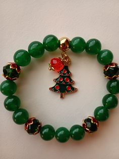 Christmas tree charm bracelet Christmas Bead Bracelet Ideas, Christmas Accessories Jewelry, Christmas Bracelet Ideas, Emma's Goodies, Christmas Beaded Bracelets, Holiday Jewelry Diy, Black Wedding Jewelry, Christmas Tree Charm, Diy Jewelry Unique