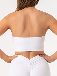 Model is 178cm tall. She usually wears a size S and is wearing a size S.
Her bust measures 93cm and her waist measures 75cm. Lower the intensity, and lift the style in this strapless tank bra option. With removable bra pads, this piece was created for rest day activities or even low-impact leg sessions to flatter your upper body like no other. Recommended for low intensity training and lifestyle.
 Main: 81% Nylon / 19% Elastane Lining: 90% Polyester / 10% Elastane