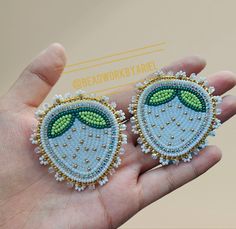 Beautiful handcrafted White Strawberry Earrings 🍓 Native American Beadwork Earrings Tutorials, Small Beaded Earrings Native American, Beaded Strawberry Earrings, Native American Beadwork Earrings, Beaded Strawberry, Indigenous Crafts, Beading Design, Beaded Items