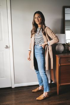 ashley wearing a black and white striped breton top, tan long line sweater blazer, medium wash denim, and cognac loafers standing next to a vintage wood dresser with a white table lamp Autumn Looks, Looks Jeans, Fall Capsule Wardrobe, Casual Work Outfits, Business Casual Outfits, Work Attire, Mode Inspiration