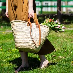 French Market Tote Basket Weaving Diy, Basket Weaving Diy, Basket Tote, French Market, Market Baskets, Market Tote, Farmer's Market, Leather Handles, Palm Leaves