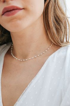 Necklaces For Strapless Wedding Dress, Pearl Necklace For Bride, Bridal Jewelry For Square Neckline, Necklace For Strapless Wedding Dress, Wedding Jewelry Ideas For Bride Pearls, Minimal Pearl Necklace, Simple Jewelry For Wedding, Wedding Necklaces For Bride Gold, Necklace With Wedding Dress