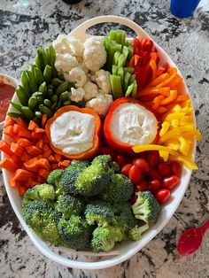 Happy Foodie FridayHosting for the holidaysMake a colorful veggie tray full of things like broccolicarrotspepperssnap peastomatoesor any other vegetables you enjoyScoop out bell peppers and fill them with a dipping sauce for an extra toucheattherainbow vegetables foodiefriday Vegetable Trays For Thanksgiving, Veggie Platter Ideas Thanksgiving, Fruit And Veggie Thanksgiving Tray, Thanks Giving Veggie Platter, Picnic Veggie Tray, Veggie Tray Aesthetic, Party Veggie Platter, Fruit Veggie Platter