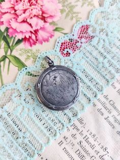 Beautiful antique locket, dating from the 1910s, in oxidized silver plated metal. The locket is engraved with a floral design on the front. The locket is in overall good antique condition, however, with wear consistent with its age. There are surface scratches and traces that look like soldering on the inside. Dimensions: about 3.7 x 2.9 cm Possible color variations due to the light. The locket is dark and appears to have more contrast on the pictures. Art Nouveau Locket, Rose Gold Locket, Unique Locket, Antique Locket, Antique Silver Rings, Unusual Rings, Vintage Lockets, Gold Locket, Silver Lockets