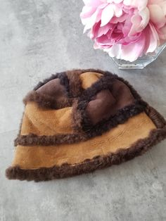 Vintage Veronique D'Aragon Sheepskin Patchwork Bob Hat Winter Hat Size 23" Leather Sherpa Amazing great quality the sheepskin is super thick in excellent condition some tiny white dots removable, but I am always scrare to damage when it is about cleanning quality items ❤ Please note you can choose from 13 different shipping methods for those items, you need to scroll down on the shipping to see the different options 🥰 thank you so much to pick the one who fits the best for you.   Great care and Brown Sheepskin Hat With Faux Fur Lining, Brown Leather Hats With Faux Fur Lining, Sherpa Hat, Man Hats, Bob Hat, Trapper Hats, Aragon, Cool Hats, Crochet Hat