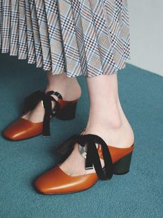 - Square toe- Upper ribbon strap- Round heelMeasurements- Heel: 1.5- Size: (KR)225-(KR)255- This item is based on the KR shoe size. Please refer to the size chart.Composition - Upper: Velvet, CowhideDesigner- Made in Korea- by JAM'T- Style#: 300621304 Brown Pointed Toe Mules With Contrasting Heel Counter, Brown Pointed Toe Mules With Contrasting Heel, Brown Pointed Toe Mules With Wrapped Heel, Brown Block Heel Mules For Evening, Chic Brown Mules With Contrasting Heel Counter, Elegant Brown Mules With Contrasting Heel Counter, Brown Closed Toe Mules For Evening, Formal Brown Mules With Contrasting Heel, Formal Closed Toe Mules With Wrapped Heel