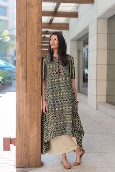 Indian Kurti Designs, Indian Designer Suits, Kurta Style, Designer Kurti Patterns, Long Kurti Designs, Salwar Kamiz, Cotton Kurti Designs, Kurti Design, Kurti Neck Designs