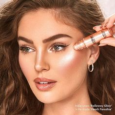 Iconic London Rollaway Glow Highlighter Best Makeup Light, Best Highlight Makeup, Best Face Makeup Products, Peach Paradise, Makeup Icons, Shea Butter Body Shop, Iconic London, Cupids Bow, Beyond Beauty