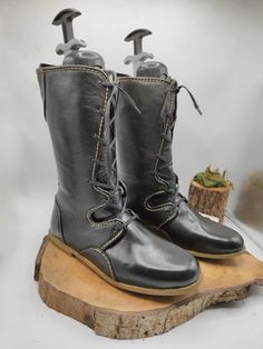 This is handmade genuine leather custom made men's boots.  Every size available.  Custom made. If you like to have same boots other colours please messages me.  Outside lining, interior lining and sole genuine leather.  Flats sole comfy boots.  We have door to door express shipping.  For custom order and wholesale question contact with us.  bemyboots.etsy.com Thank You Boots Medieval, Boho Style Boots, Viking Boots, Medieval Boots, Festival Boots, Hippie Boots, Comfy Boots, Unique Boots, Boho Shoes