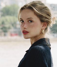 French Earrings Style, Natural Beauty Aesthetic Outfit, French Minimal Makeup, Camille Yolaine Instagram, Timeless Beauty Aesthetic, Natural Pretty Girl Aesthetic, Pretty Lips Natural, Natural Woman Aesthetic, Classic Beauty Aesthetic