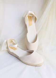 We SHIP ✈️ WORLDWIDE 🌍 Bridal Wedge shoes perfect for your boho wedding day and also for your total white summer outfit. *Organic cotton upper in Ivory color. *Laced with double faced satin ribbon. If you prefer organza or tulle ribbon, contact us. *Heel made of natural jute. -COLOR : Ivory -Medium Heel: 5 cm ( 1.96 Inches ) -Low Heel: 3 cm ( 1.18 Inches ) Tag Us on INSTAGRAM! : https://www.instagram.com/IBIZENCAS We would love to see your wedding photos :) Carefully handcrafted near the Medite Lace Up Espadrilles Outfit, Summer Lace-up Espadrilles, White Lace-up Espadrilles For Beach, Casual Lace-up Espadrilles With Removable Insole, Beach Lace-up Textile Espadrilles, Dancing Shoes Wedding, Espadrilles Outfit, Bridal Wedges, Beige Lace-up Espadrilles With Woven Sole