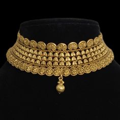 India Gold Necklace, a dazzling piece of Temple Jewelry. This Choker Necklace exudes timeless elegance and is ideal for weddings and special occasions. Crafted in the South Indian tradition, it reflects the rich heritage of Temple Jewelry. Adorn yourself with the intricate designs of this Temple Necklace Set, perfect for making a statement. Whether it's a wedding or a grand celebration, this piece adds a touch of sophistication to your ensemble. *𝐏𝐑𝐎𝐃𝐔𝐂𝐓 𝐃𝐄𝐓𝐀𝐈𝐋* * Material: Brass * Traditional Wedding Gifts, India Necklace, Antique Gold Necklace, Temple Necklace, India Wedding, Temple Jewelry, India Jewelry, Jewelry Bridal, South India