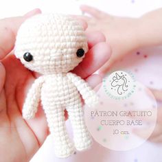 a crocheted white stuffed animal being held by someone's hand with the caption patron gratuto cueero base 10 mm