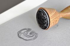 a rubber stamp with an image of a lion on it's face is shown