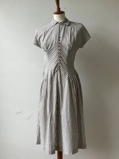 Vintage grey 1940s striped chevron collar dress size xs | Etsy Black Collared Dress, Fashion 1940s, Sailor Dress, 40s Fashion, Vestidos Vintage, Historical Dresses, Wiggle Dress, 1950s Fashion, Collar Dress