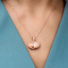 Carry a piece of nature with you everywhere with our locket necklace. Featuring a lustrous freshwater pearl, this necklace is the perfect accessory for beach lovers (or just those who appreciate a good pun). Dive into style with this quirky piece. Metal: 925 sterling silver Coating: 18k gold Pendant: 1.7 x 1.7 cm (0.7" x 0.7") Chain length: 42 cm + 3 cm chain extender (16.5" + 1.2") Chain: cable-link Hypoallergenic & nickel-free Don’t forget, proper care of your gold-plated jewelry will preserve Ocean-inspired Pearl Charm Jewelry For Gifts, Ocean-inspired Pearl Charm Jewelry As Gift, Ocean-inspired Pearl Charm Jewelry Gift, Elegant Shell Pendant As Gift, Elegant Shell Pendant As A Gift, Elegant Shell Pendant For Gift, Pearl Pendant Shell Jewelry Gift, Shell-shaped Pearl Pendant Jewelry Gift, Shell-shaped Pearl Pendant Jewelry For Gift