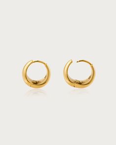 Materiales: Latón chapado en oro de 18k 
 Medidas: 17 mm/0,67" de diámetro, 17 mm/0,67" de ancho. Teardrop Gold Plated Hoop Earrings With Polished Finish, Gold Plated Teardrop Hoop Earrings With Polished Finish, Gold Tarnish-resistant Drop Cartilage Earrings, 14k Gold-filled Yellow Gold Plated Earrings, Formal Metal Huggie Earrings, Minimalist Metal Huggie Earrings For Formal Occasions, Gold Metal Drop Cartilage Earrings, Gold-tone Tarnish-resistant Small Hoop Huggie Earrings, Gold-plated Cartilage Earrings