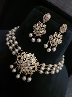 This Listing is For :- Kundan Jewellery Set/ Kundan Choker Necklace Set/ Bridal Jewellery/ Wedding Jewellery/ Gift For Her/ Birthday Gift PRODUCT ID --- GC40 MATERIAL --- Brass PRODUCT TYPE --- NECKLACE WITH EARRINGS. This is a stunning handmade necklace perfect for high end Jewelry Collector, a keeper in Traditional Vintage Indian/Pakistani Bridal jewelry and a Luxury Gift for your Daughter, Sister or Wife on Wedding or Anniversary. Perfect for any type of occasions, weddings And celebrations a Diamond Chokers, Vintage Indian Jewelry, Kundan Choker Necklace, Unique Wedding Jewelry, Bridal Jewellery Inspiration, Pakistani Bridal Jewelry, Kundan Jewellery Set, Work Necklaces, Bridal Jewelry Vintage