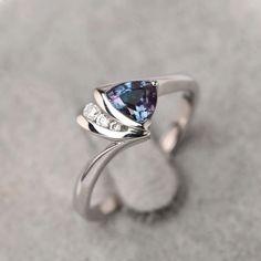 Trillion Sapphire Ring, Alexandrite Wedding Ring, Purple Jewelry, Magical Jewelry, Jewelry Accessories Ideas, Gold And Silver Rings, Silver Wedding Rings, Fantasy Jewelry, Delicate Rings