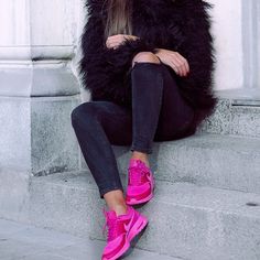 Bright Pink Sneakers Outfit, Bright Shoes Outfit Sneakers, Fun Sneakers Outfit, Fuschia Sneakers Outfit, Bright Pink Shoes Outfit, How To Style Colorful Sneakers, Hot Pink Tennis Shoes Outfit, How To Style Pink Sneakers