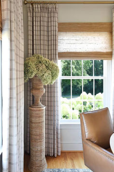 bamboo woven shade Twopages Curtains, Woven Roman Shades, Interior Window Shutters, Fabric Drape, Custom Window Blinds, Blinds Design, Window Casing, Linen Drapes, Bamboo Shades