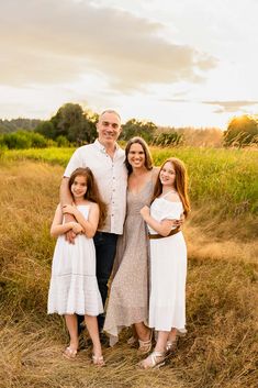 Family Of 4 Portrait Poses, Best Poses For Family Pictures, Four Family Photo Ideas, Posed Family Photos, Family Photos With Middle Schoolers, Posing Family Of 4 With Teens, Poses For Individual Pictures, Family Of 4 Lifestyle Photography