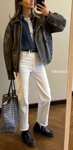 Mismatch Denim Outfit, Mango Leather Jacket Outfit, Cool Nyc Outfits, London Astethic Outfit, Cream Courdory Jacket Outfit, Styling A Beige Blazer, Aw24 Street Style, Outfit Looks Ideas, Paris Fashion Week Fall 2023