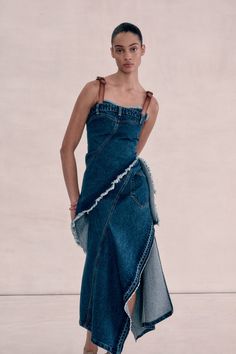 Monse Pre-Fall 2025 https://www.vogue.com/fashion-shows/pre-fall-2025/monse/slideshow/collection#14 Jeans Skirt Outfit, Fashion Bible, Denim Outfits, 2025 Fashion, Denim Day, Outfit Jeans, Jacket Outfit, Runway Looks